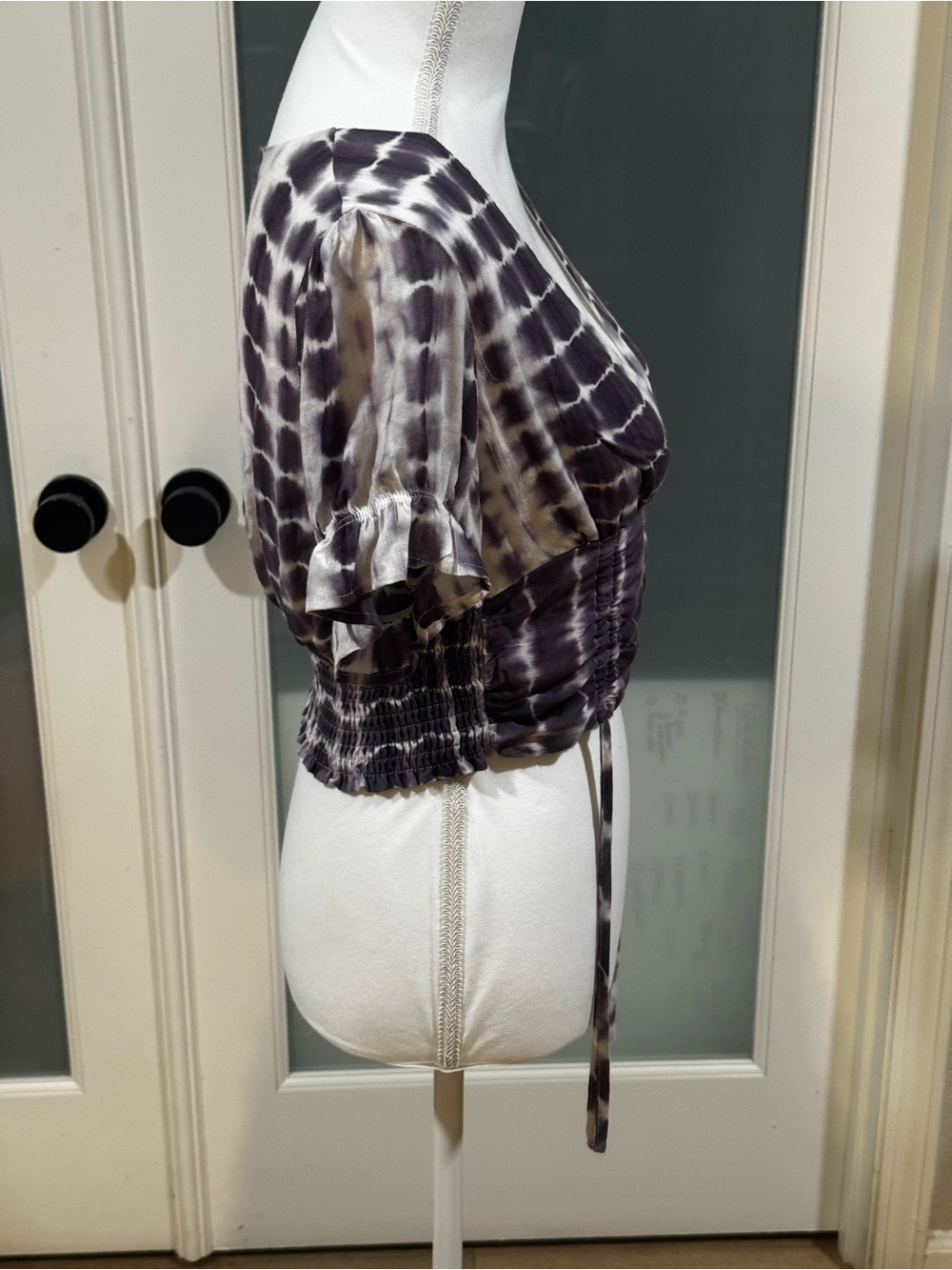 Le Lis white & gray tie-dye ruched waist V neck crop top with short sleeves, M. - Picture 7 of 14